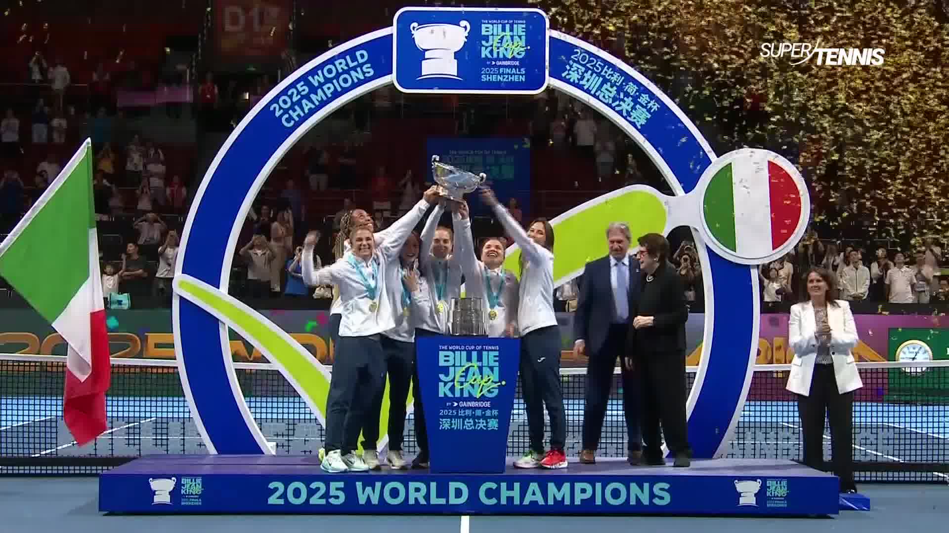 L'Italia solleva il trofeo della Billie Jean King Cup